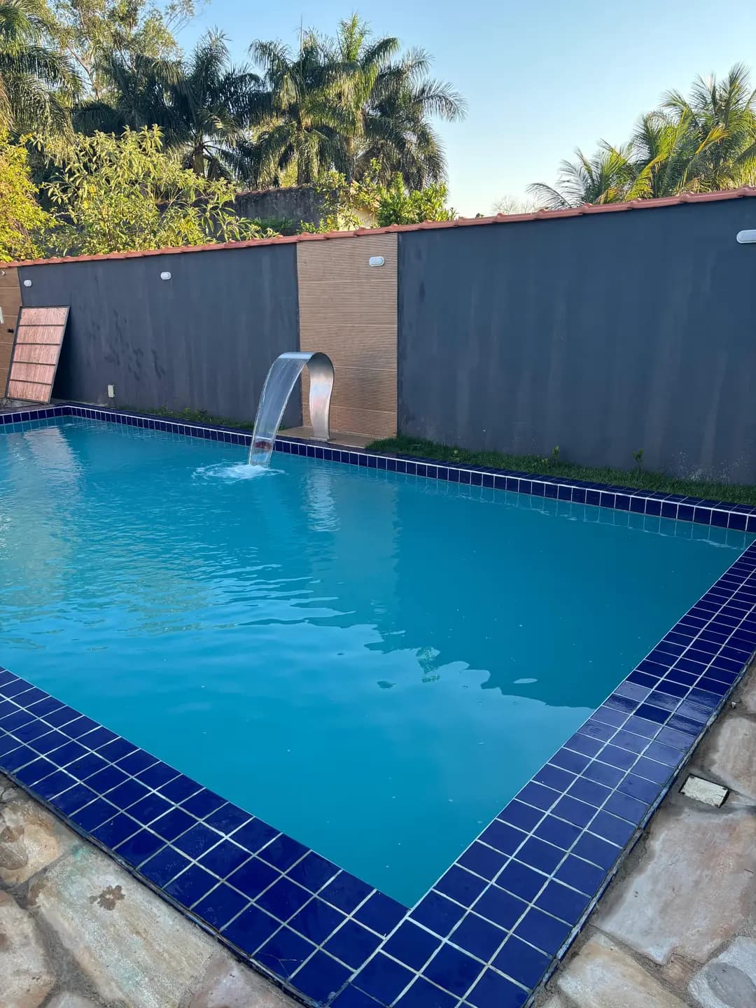 Piscina da Chácara Recanto da Paz ao entardecer