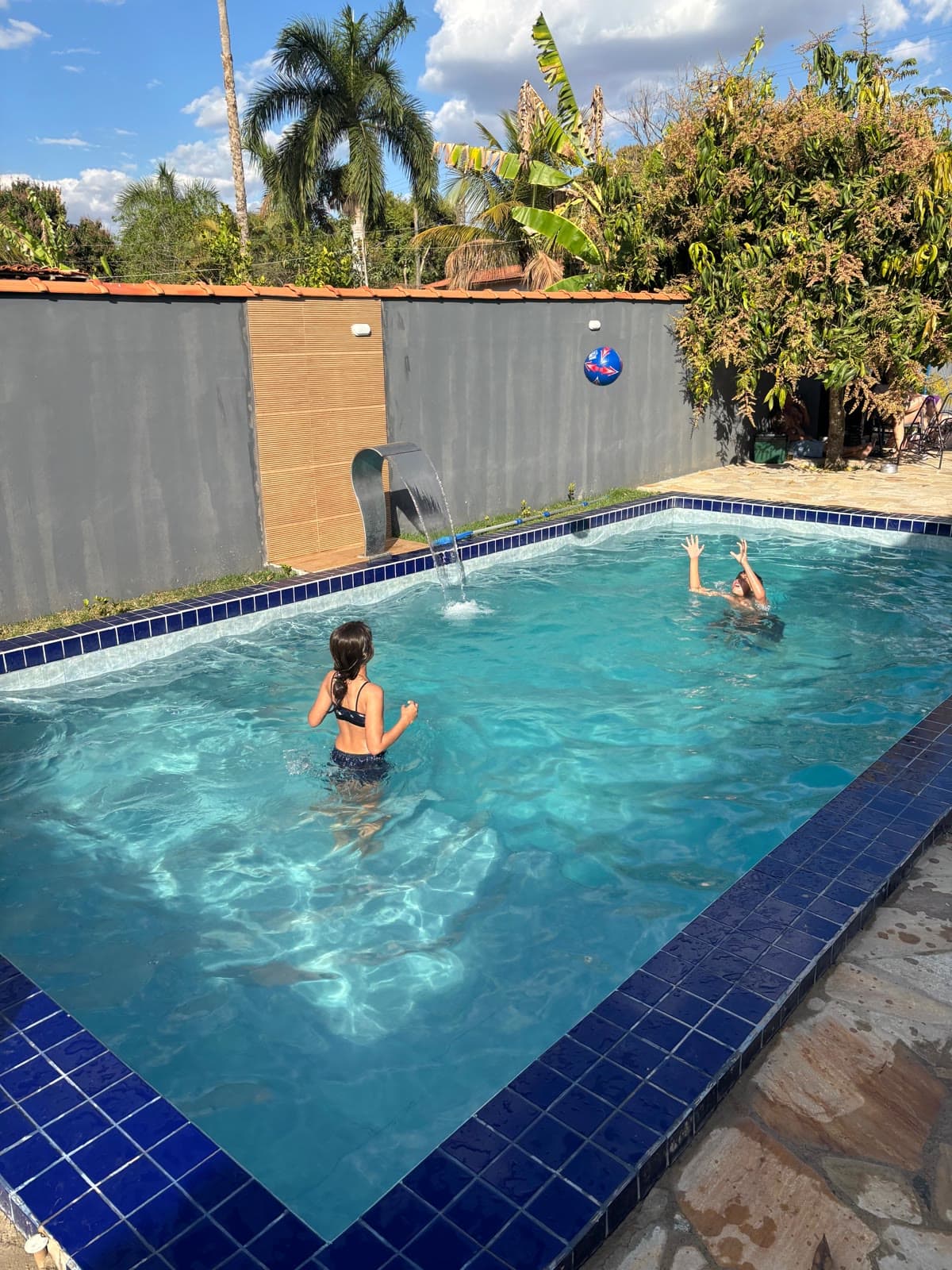 Piscina da Chácara Recanto da Paz com crianças brincando